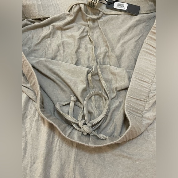 Skims NWT light sage green pajama shorts women’s size XL - Picture 9 of 9
